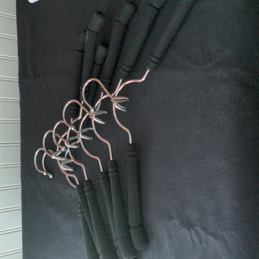 6 hangers black rubber